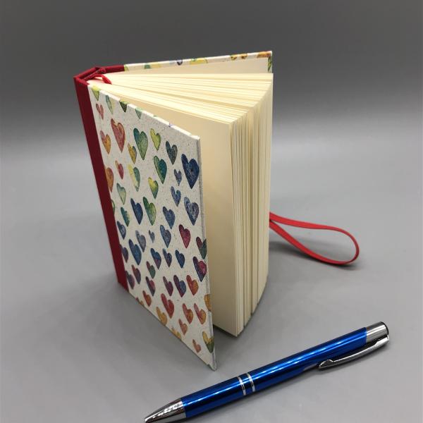 Notizbuch Gummibandverschluss stehend Stift Seiten